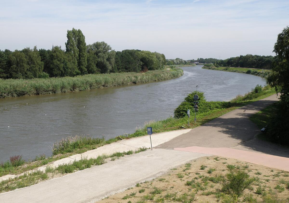 De Nete in Duffel met een fietspad langs de dijk en bomen aan de overkant