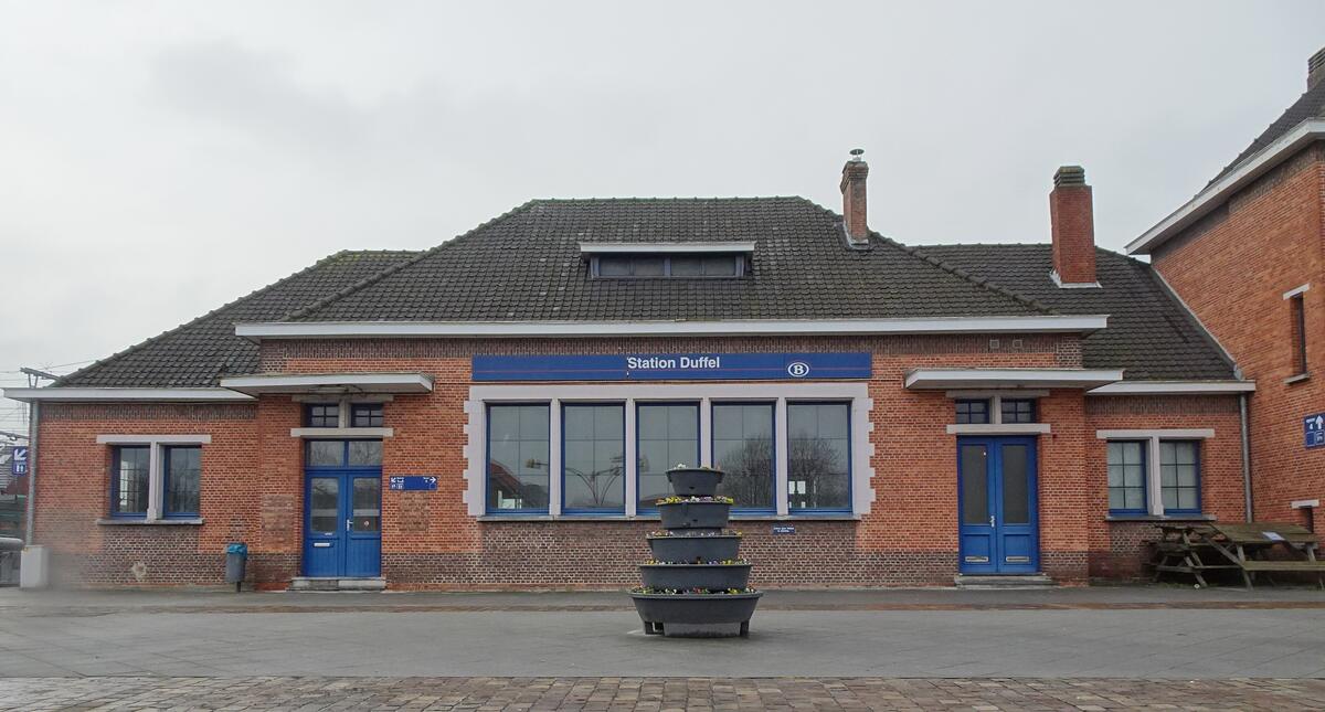 Het bakstenen stationsgebouw van Duffel met het blauwe naambord Station Duffel