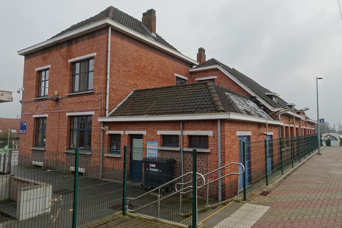 Zijgevel van het stationsgebouw van Duffel langs het perron